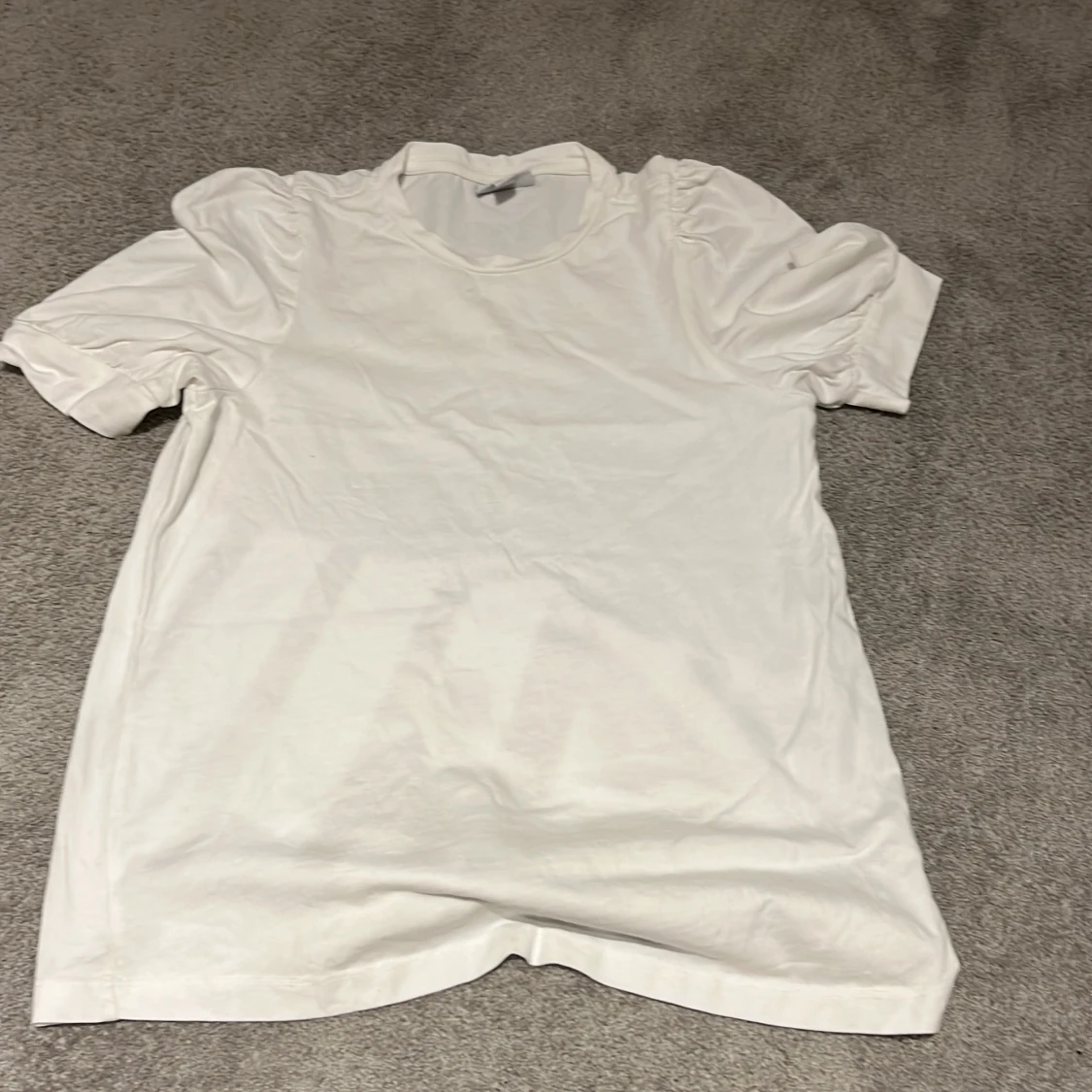 Vit t-shirt med puffiga axlar