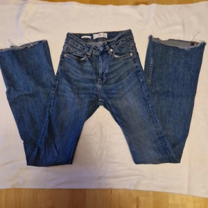 Jeans Mango stl 34 - Jeans från Mango i stl 34. Fina och välbehållna. Bootcut och Highrise Frakt tillkommer enl nedan