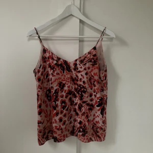 Linne - Linne från H&M i strl 34 i röd rosa leopardmönster.