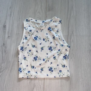 Linne - Fint blommigt linne från SHEIN som inte kommer till användning, använd 1-2 gånger. Sitter som en xxs ungefär  (EJ FRI FRAKT)