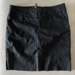 Läderkjol  - Fin Läderkjol som ger fin form. Den har fickor fram. Säljer toppen också.