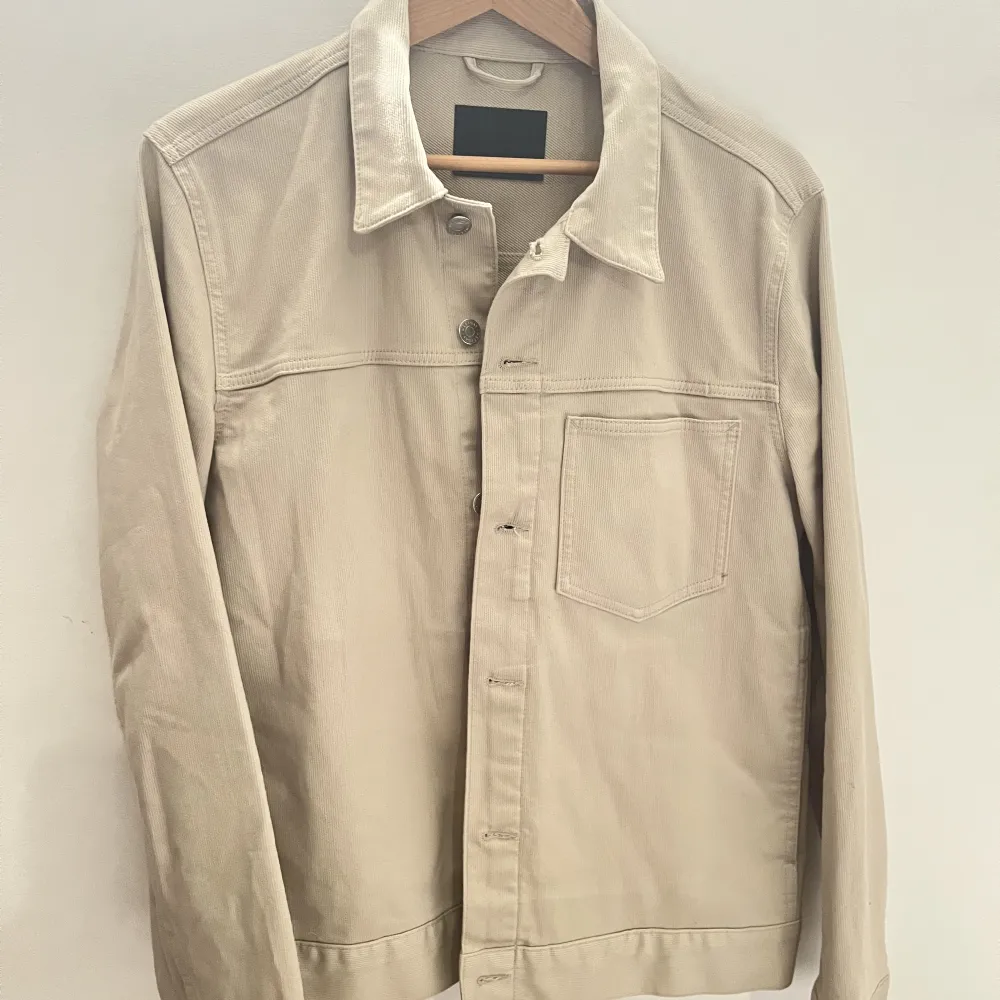 Beige overshirt från weekday storlek M. Aldrig använd. Tröjor & Koftor.