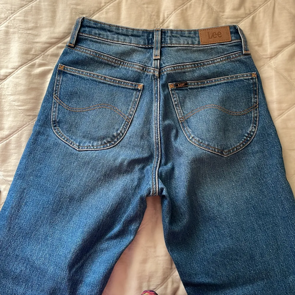 Säljer dess högmidjade jeans i strl W26 L33 då de inte används längre. De är straight leg och i fint skick. . Jeans & Byxor.