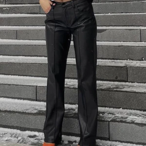 Byxa - PU/skin byxor från NA-KD med kontrast sömmar både fram och back till. Är i storlek 34 och sitter lite ”oversize” på mig men är bra i längden och är ungefär 170 cm!😆 skriv för egna bilder!!