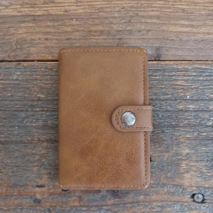 Korthållare miniwallet - Miniwallet korthållare med brunt läder. Använd men gott skick, pytteliten spricka på ovansidan(påverkar inte). Orginalpris 700 kr.