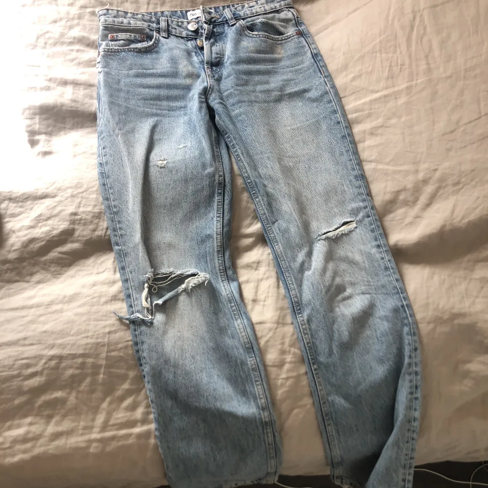 Zara mid raise straight jeans i storlek 36 säljer pågrund av att dom blivit för små!. Jeans & Byxor.