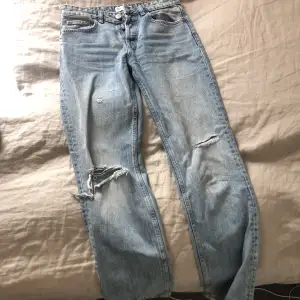 Zara mid raise straight jeans i storlek 36 säljer pågrund av att dom blivit för små!