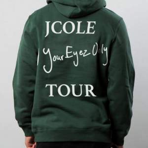 Säljer min J. Cole Merch från hans 2017 4 Your Eyez Only-turné! Väldigt bra skick!