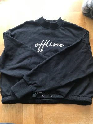 Svart tjocktröja - Gammla kläder jag ska bli av med. Kan också justera midjat ifall man vill ha den cropped :) (Kan finnas spår av katthår)  Kontakta gärna först! Kan också mötas upp i Kristianstad