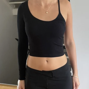 Svart topp - Snygg tröja som ej kommer t användning och knapp använd 