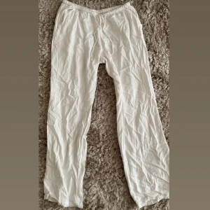 Vita Lågmidjade linnebyxor 🤍  - Säljer dessa superfina vita låga linnebyxorna från H&M i storlek Xs🤍