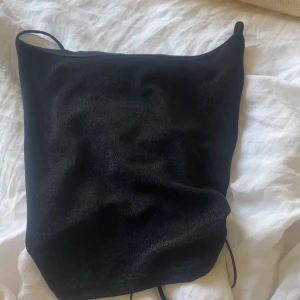 Topp - Säljer denna från bikbok som jag använt en gång. 