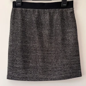 Kjol  - Nyskick, använts en eller två gånger Max,