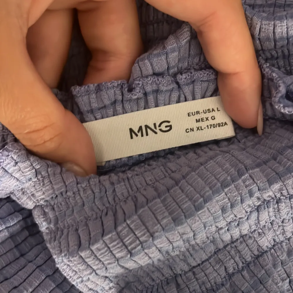 Fin blå topp från mango storlek L men passar även M och S  Pris : 80 kr + frakt . T-shirts.