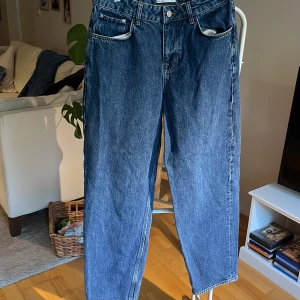 Nya jeans Asos - Mellanblå fina jeans från Asos, passar unisex, som nya då de var lite små från början. 