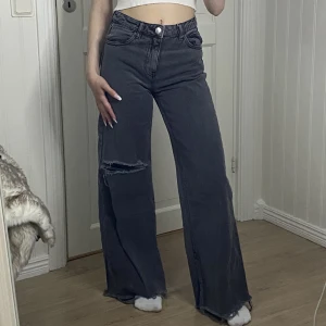 Vida jeans - Vida jeans från bershka med hål på ena knät i storlek 34. Använda men i bra skick, har klippt dem för att passa nån på ca 160 cm. Säljer för 200 kr plus frakt. 💖