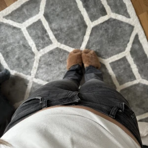 Gina jeans  - Säljer ett par skitsnygga jenas från gina tricot men som är köpta på plick❣️Dom är i nyskick och väldigt stretchiga också!👌🏼👌🏼