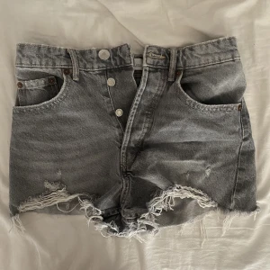 Jeansshorts - Gråa jeansshorts från zara, inga defekter 💓