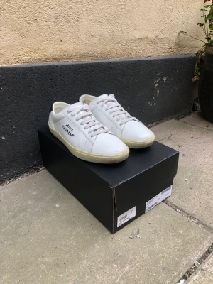 Saint Laurent  - Säljer dessa populära Saint Laurent SL/06 skor. Storlek 43 men passar även 44/45. Nypris 7200 kr. Skicket är 8,5/10. Box, dustbags, kvitto och extra snören tillkommer. Priset kan diskuteras vid snabb affär. Hör av er vid frågor och funderingar!