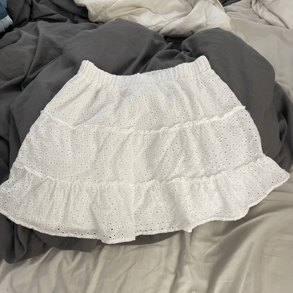 En vit söt liten kjol från new yorker. Använda den lite förut men är tyvär för liten nu. . Kjolar.