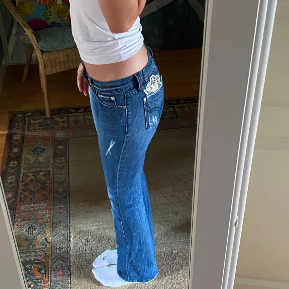  Säljer dessa sjukt snygga låg midjade jeans. Innebenslängd 85 cm midja 78 cm. Köp direkt för 500kr💓💓 först till kvarn . Jeans & Byxor.