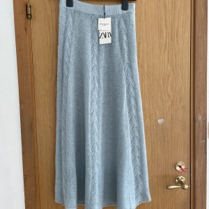 SNYGG oanvänd Långkjol från zara💗 - SÅ SNYGG långkjol från zara som fortfarande har prislappen på, original pris är 560 kr men säljer för 300 då jag råkade köpa två stycken💗💗