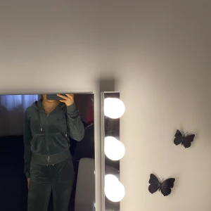 Juicy Couture Robertson Hoodie - Dark Moss - Säljer då jag vill byta till en mindre storlek, jättefint skick🤍