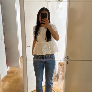 Vit volang topp - En vit topp med fint spetsblommönster från märket Sinsay. Köpt i Spanien. Storlek S och jag är 167 som referens