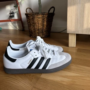 Adidas sambas - Tja! Säljer nu mina adidas sambas då dom är lite för små för mig, endast använda under en dag så iprincip i nyskick. Klippt av lappen därav säljer jag istället för att bara göra retur, skriv vid frågor eller vid intresse 🌟