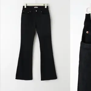 supersnygga low rise jeans i färgen svart!!  nypris 499