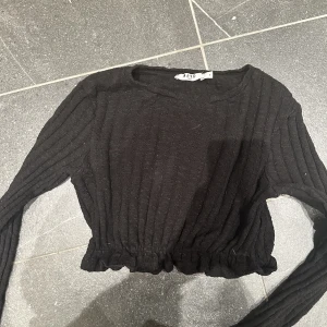 Topp - Gullig topp ifrån NA-KD, använd några gånger men den är för liten för mig nu därav så säljer jag den.