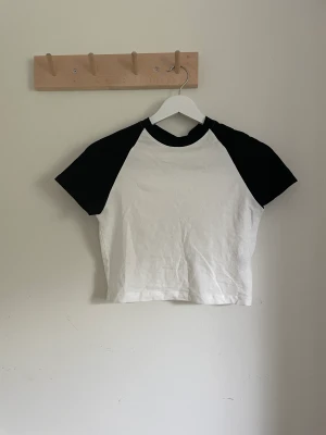 Svart vitt croptop - Svart vit croptop från hm i storlek M med en fläck som kanske kommer av i tvätten (har inte själv försökt) som syns på sista bilden 🫶🫶
