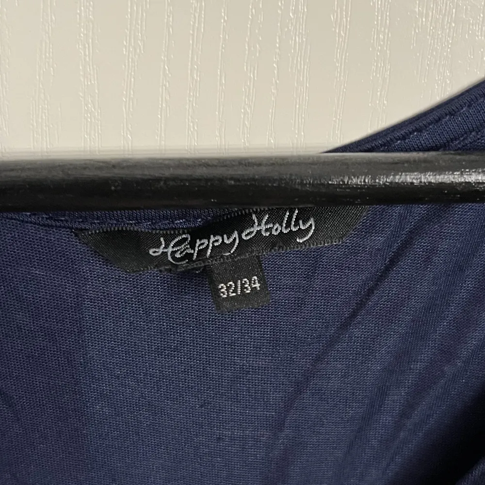 Säljer en helt ny och oanvänd långt linne ifrån Happy Holly . Klänningar.