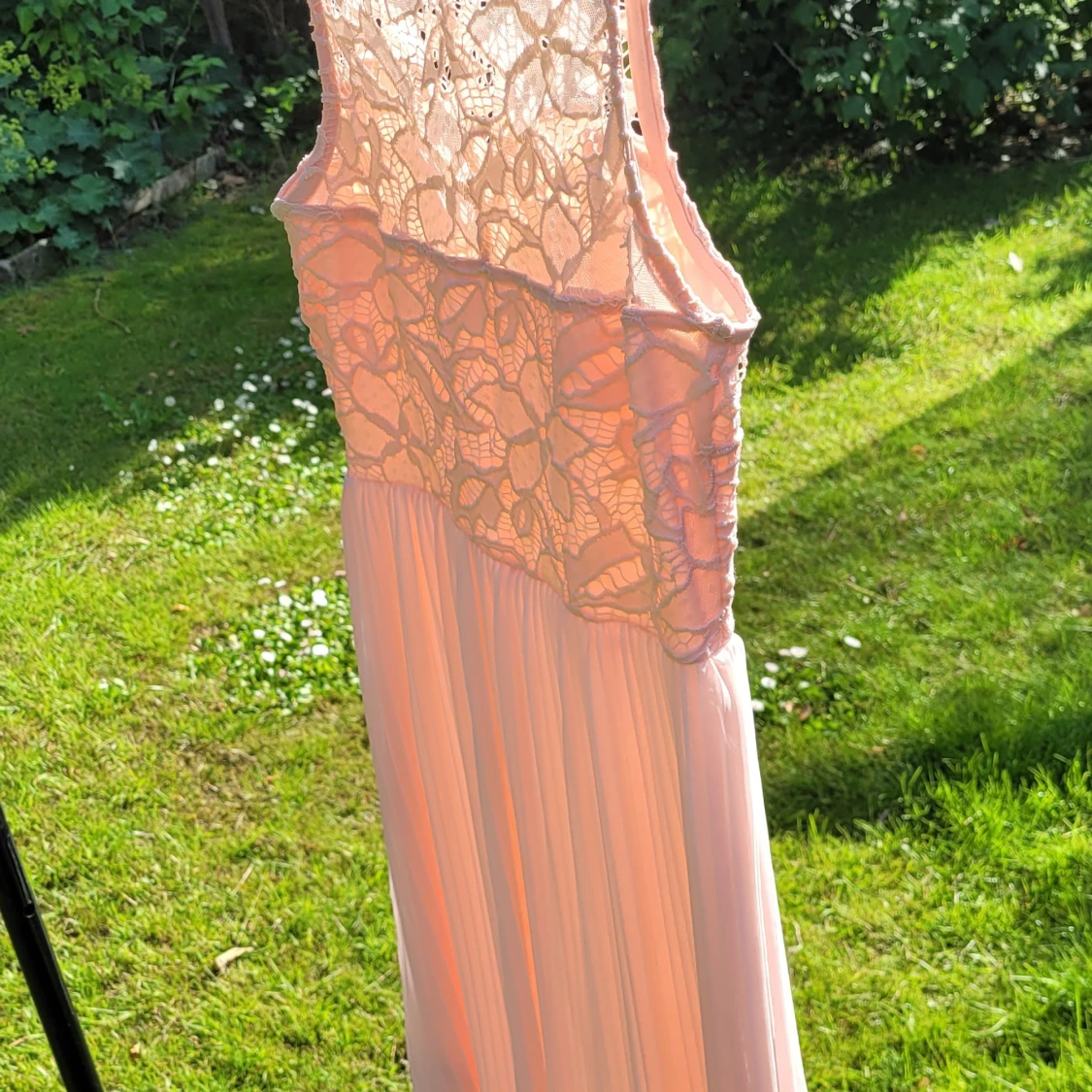 Rosa klänning med virkad detalj - 90