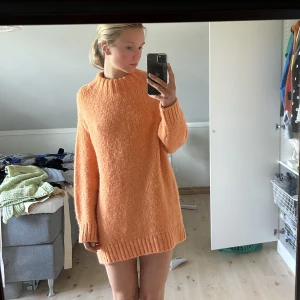 Stickad klänning/tröja  - Stickad klänning eller längre tröja från stradivarius. Superfin aprikos/organe färg perfekt till sommaren eller våren! Gosig och sticks inte! 