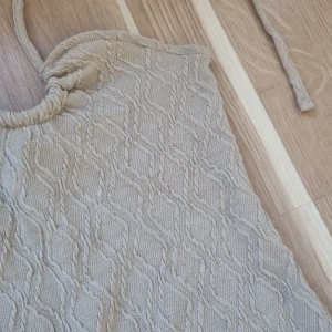 snygg klänning - Biege klänning från hm med snyggt mönster. Knappt använd.