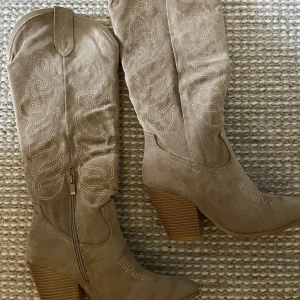Cowboyboots  - Säljer ett par helt nya cowboyboots från märket ideal✨Helt oanvända och nypris är 900kr🤩Pris går att diskutera! 