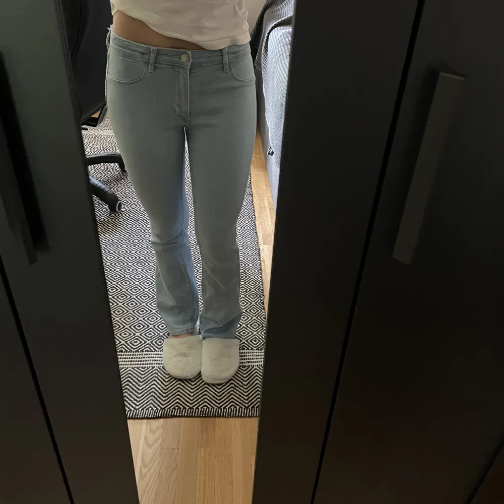 Snygga ljusblåa jeans från hm, passar mig bra i längden som är 159💕 En liten fläck på vänstra vaden!. Jeans & Byxor.