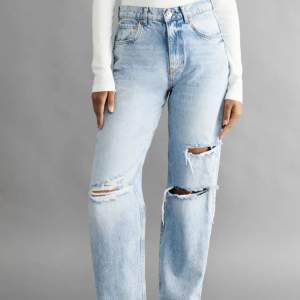 Jeans från Ginatricot i modellen ”90s highwaist” använda men i bra skick! Har blivit en ”reva” vid hålet på höger knä men inget som stör☺️