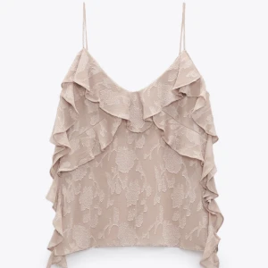 Zara topp - Intresse koll på min skit snygga topp från zara i storlek xs. Använd få gånger och i super bra skick💕