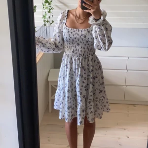 Vit klänning - Har bara använt 1 gång💕skriv för fler frågor och bilder