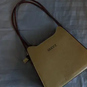 Vintage Gucci väska i fint skick. Köpte den second hand och fick inget äkthetsbevis därav det billiga priset. 