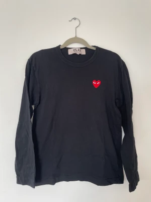 CdG Play – Red Heart LS Tee Strl M - Säljer en svart Comme des Garçons play ångärmad t-shirt i strl M.  I gott använt skick. Köpt på tradera. 