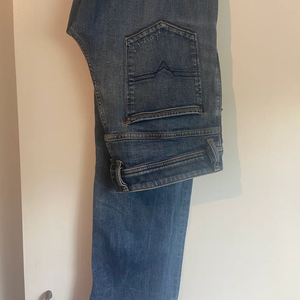 Säljer mina jätte trendiga straight diesel jeans i storlek W31/L32 men passar mig helt perfekt som har W26/L32, jeansen är i väldigt bra skick och bara använda ett fåtal ggr💕. Jeans & Byxor.