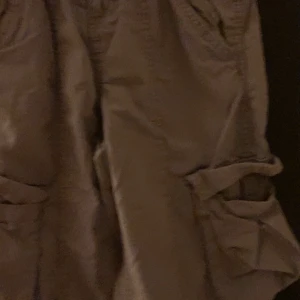 Y2k cargo - Sorry skit dålig bild men kolla på min profil har ett par svarta. Y2k Cargos från H&M 