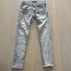 Grå replay jeans  - Säljer mina grå replay jeans eftersom dem är försmå. Skriv för mer bilder 