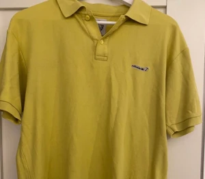Billionaire boys club plane polo - Gul/grön färgad äkta billionaire boys club polo med ett super litet hål på sidan