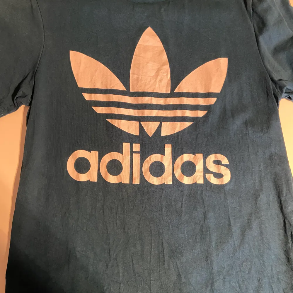 Säljer min gammla adidas tröja. Den kommer aldrig till användning så säljer den! Den är i bra skick och inget sönder. Tröjan sitter som en xs🩷🩷. T-shirts.