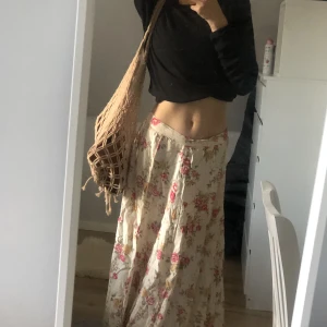 Blommig långkjol  - Blommig långkjol som ej kommer till användning 