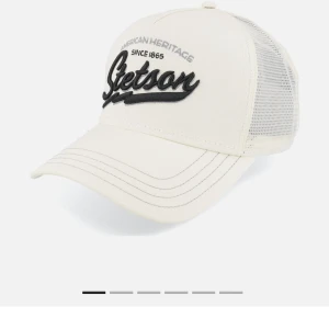 Stetson keps - American Heritage Classic White Trucker keps från stetson. Nästan aldrig använd skriv för fler bilder  Nypris: 399kr Säljer för: 200kr Köparen står för frakt